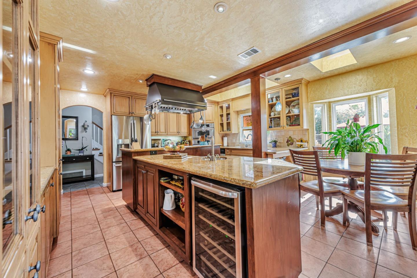 Detail Gallery Image 9 of 33 For 949 Pleasant Hill Rd, Redwood City,  CA 94061 - 5 Beds | 2 Baths