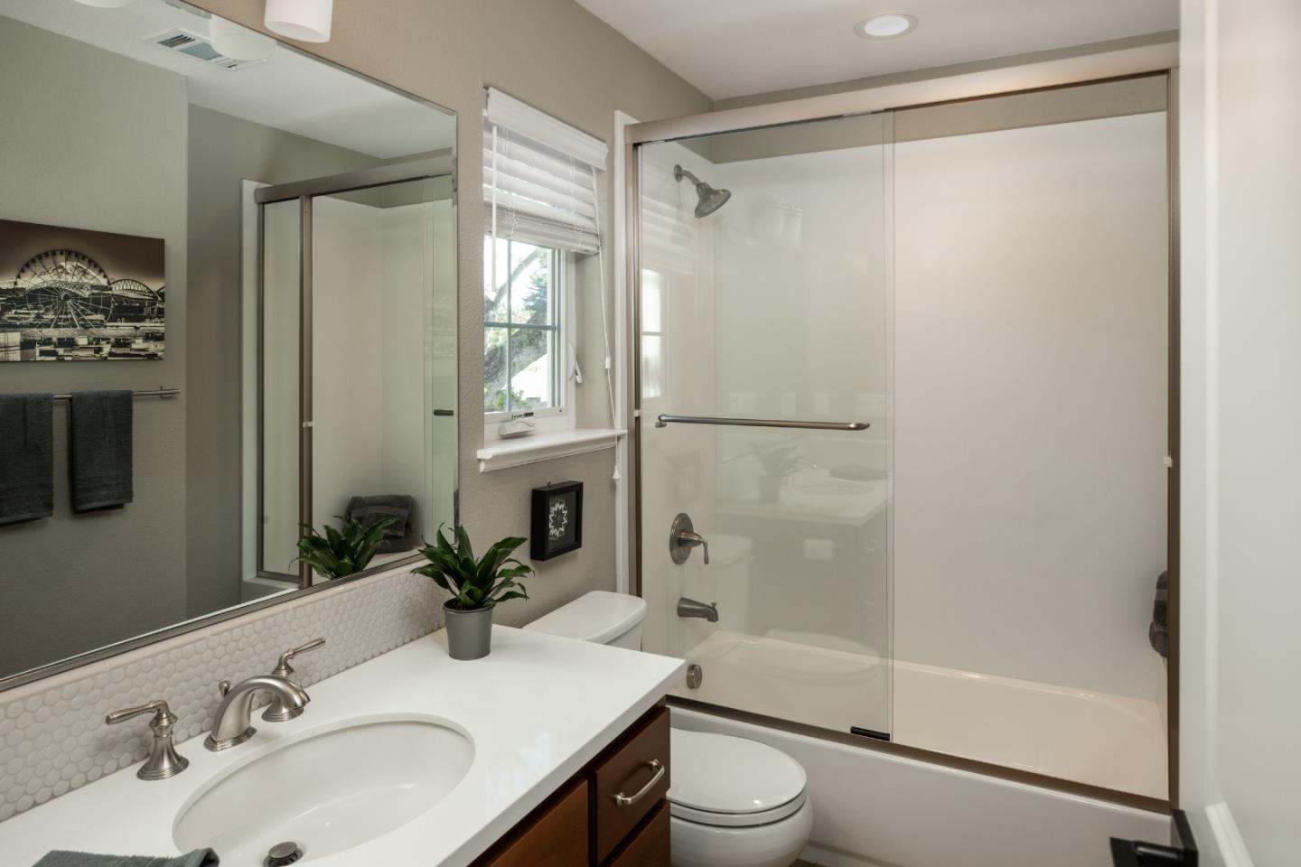 Detail Gallery Image 16 of 33 For 8 Kentfield Ct, Redwood City,  CA 94061 - 3 Beds | 2/1 Baths