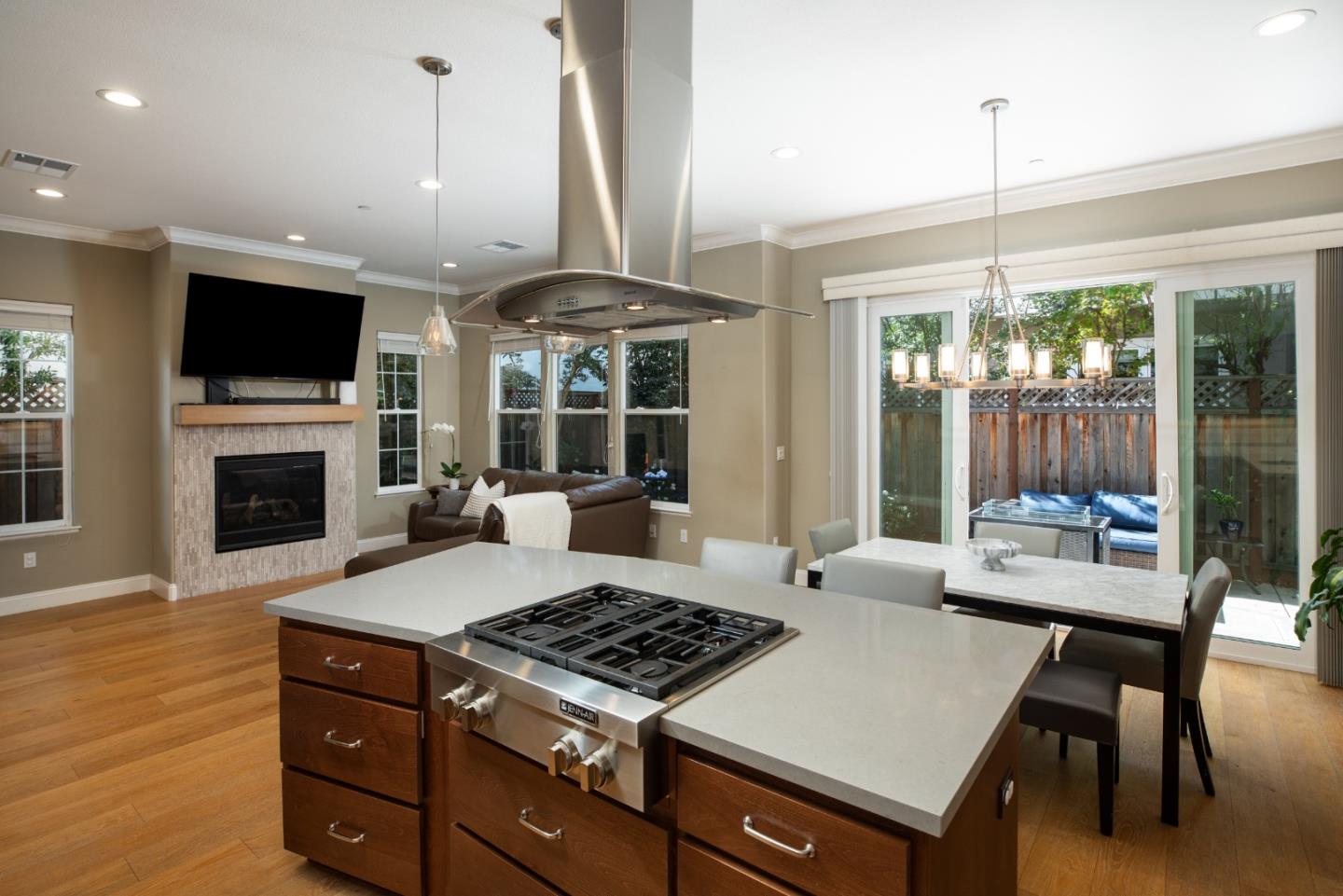 Detail Gallery Image 2 of 33 For 8 Kentfield Ct, Redwood City,  CA 94061 - 3 Beds | 2/1 Baths