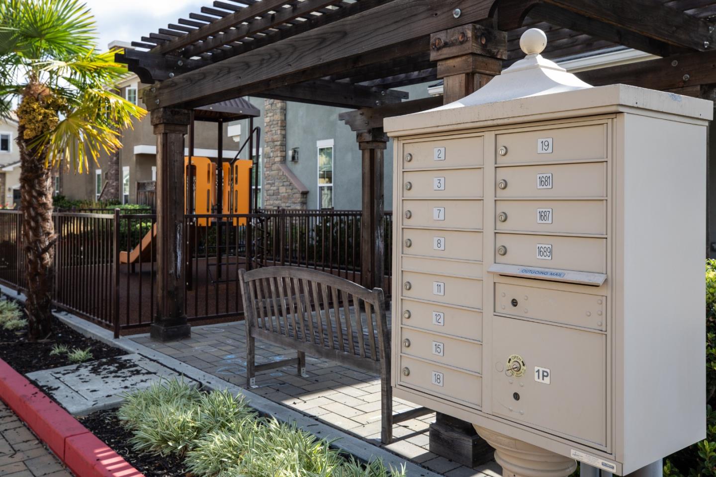 Detail Gallery Image 27 of 33 For 8 Kentfield Ct, Redwood City,  CA 94061 - 3 Beds | 2/1 Baths