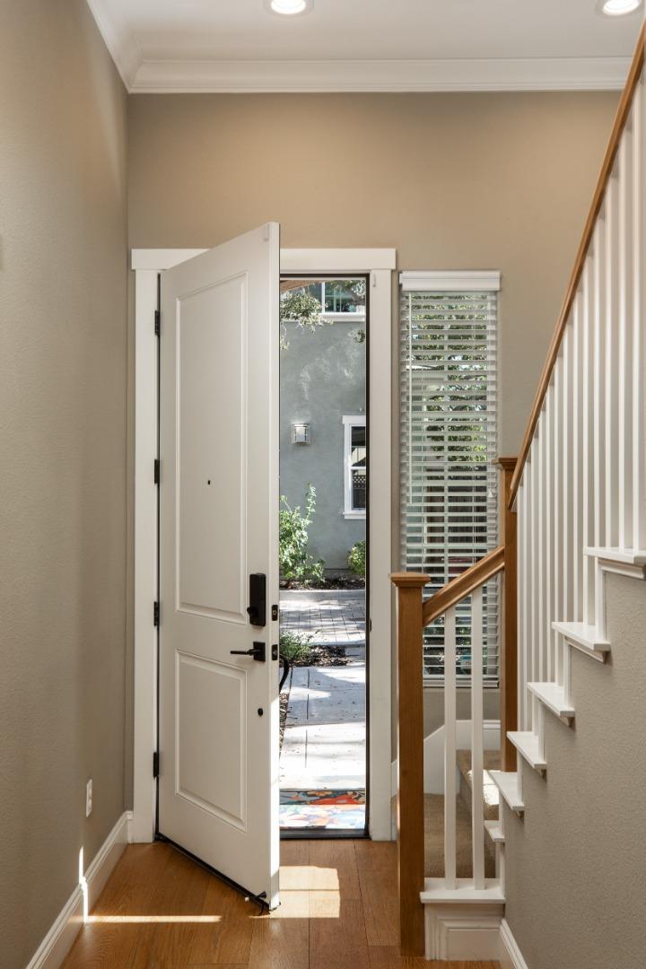 Detail Gallery Image 4 of 33 For 8 Kentfield Ct, Redwood City,  CA 94061 - 3 Beds | 2/1 Baths