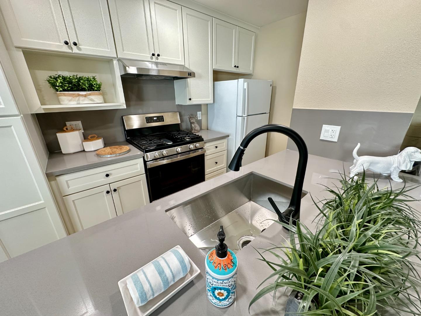 Detail Gallery Image 8 of 31 For 2122 Arroyo Ct #3,  Pleasanton,  CA 94588 - 2 Beds | 1 Baths