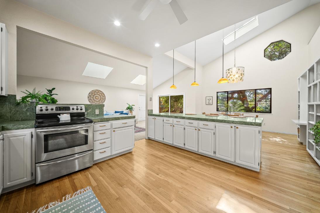 Detail Gallery Image 13 of 47 For 175 Merry Ln, Aptos,  CA 95003 - 4 Beds | 3 Baths