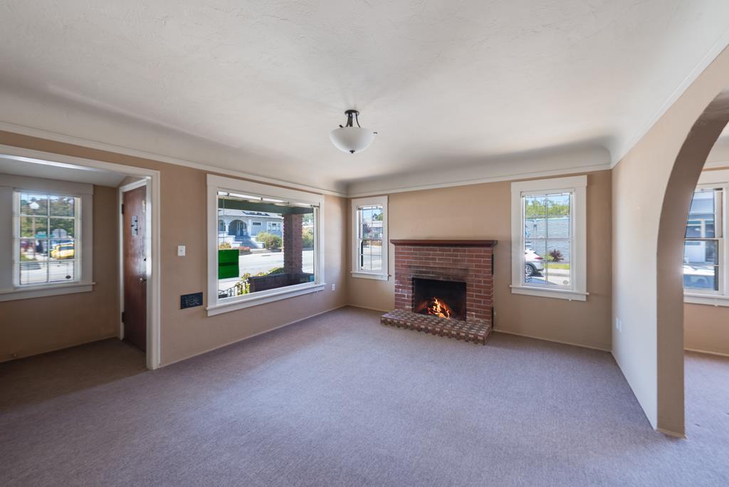 Detail Gallery Image 2 of 16 For 1103 Mission St, Santa Cruz,  CA 95060 - 3 Beds | 1/1 Baths