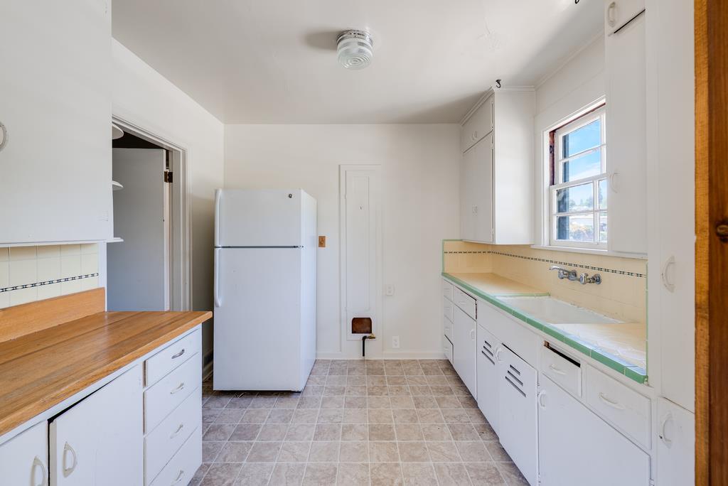 Detail Gallery Image 6 of 16 For 1103 Mission St, Santa Cruz,  CA 95060 - 3 Beds | 1/1 Baths