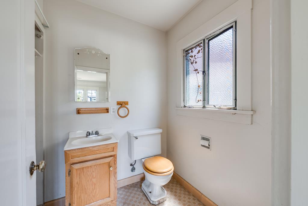Detail Gallery Image 7 of 16 For 1103 Mission St, Santa Cruz,  CA 95060 - 3 Beds | 1/1 Baths