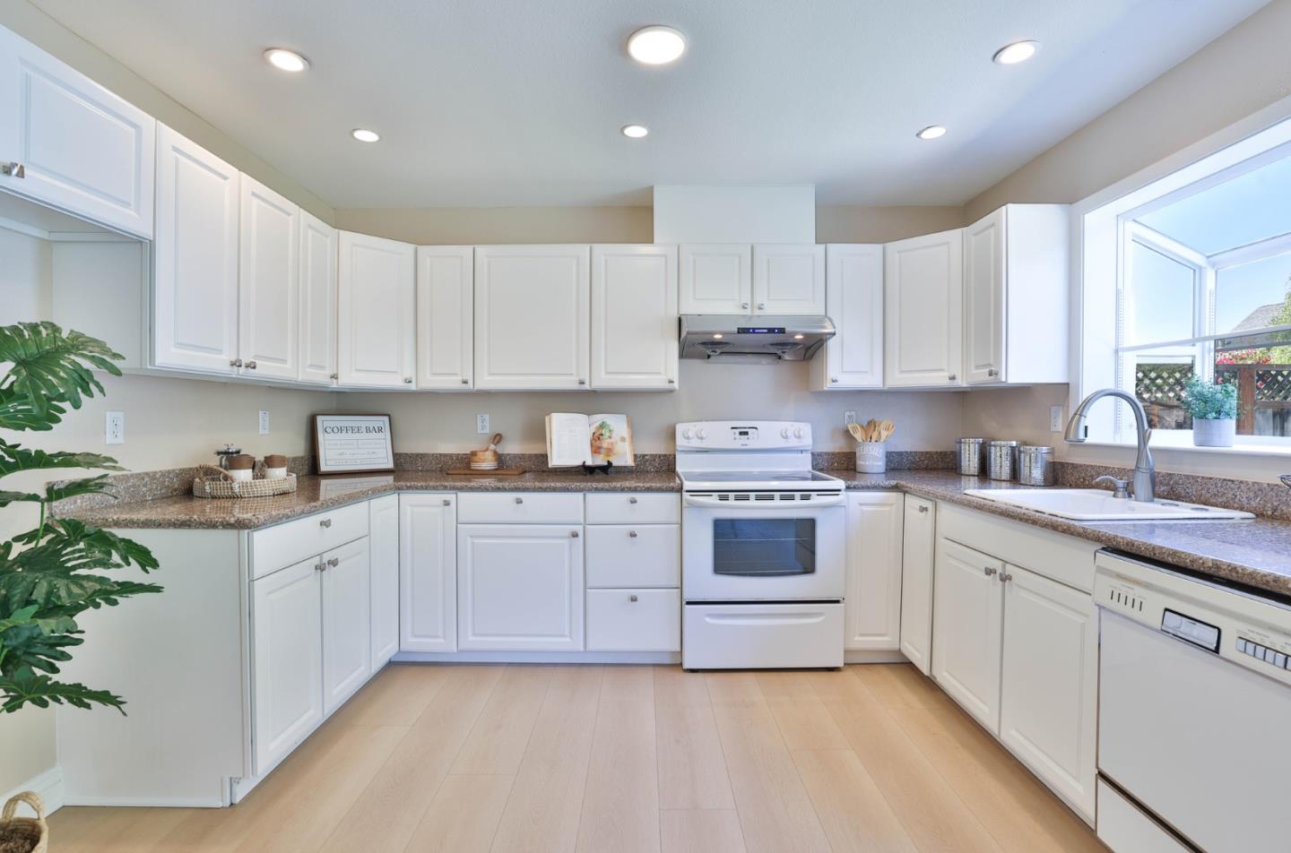 Detail Gallery Image 9 of 36 For 6025 Radcliffe Ave, Newark,  CA 94560 - 4 Beds | 2 Baths