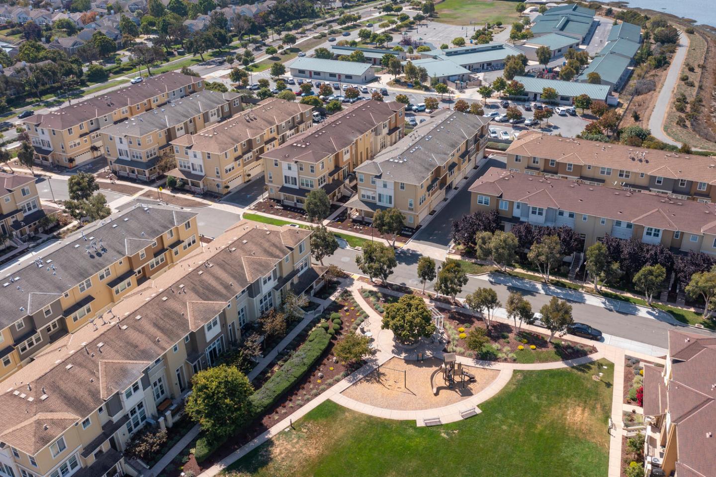 Detail Gallery Image 2 of 30 For 31 Bremerton Cir, Redwood Shores,  CA 94065 - 2 Beds | 2/1 Baths