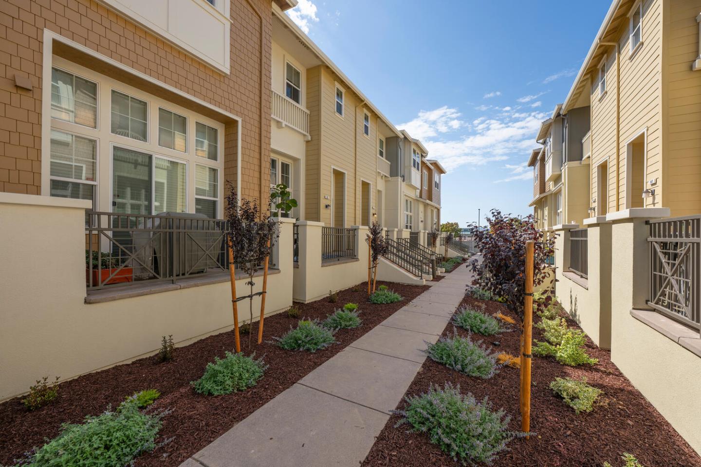 Detail Gallery Image 3 of 30 For 31 Bremerton Cir, Redwood Shores,  CA 94065 - 2 Beds | 2/1 Baths