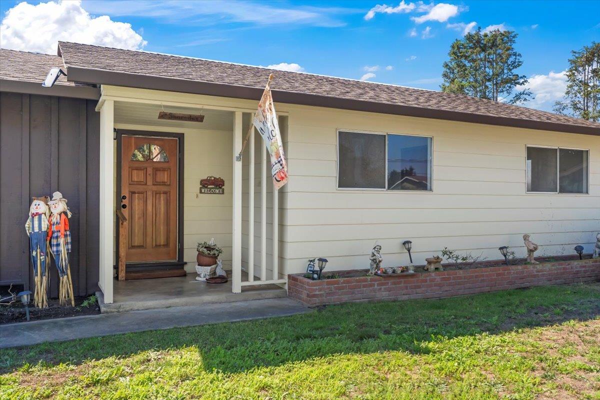 Detail Gallery Image 3 of 36 For 22 Easton Rd, Royal Oaks,  CA 95076 - 3 Beds | 2 Baths