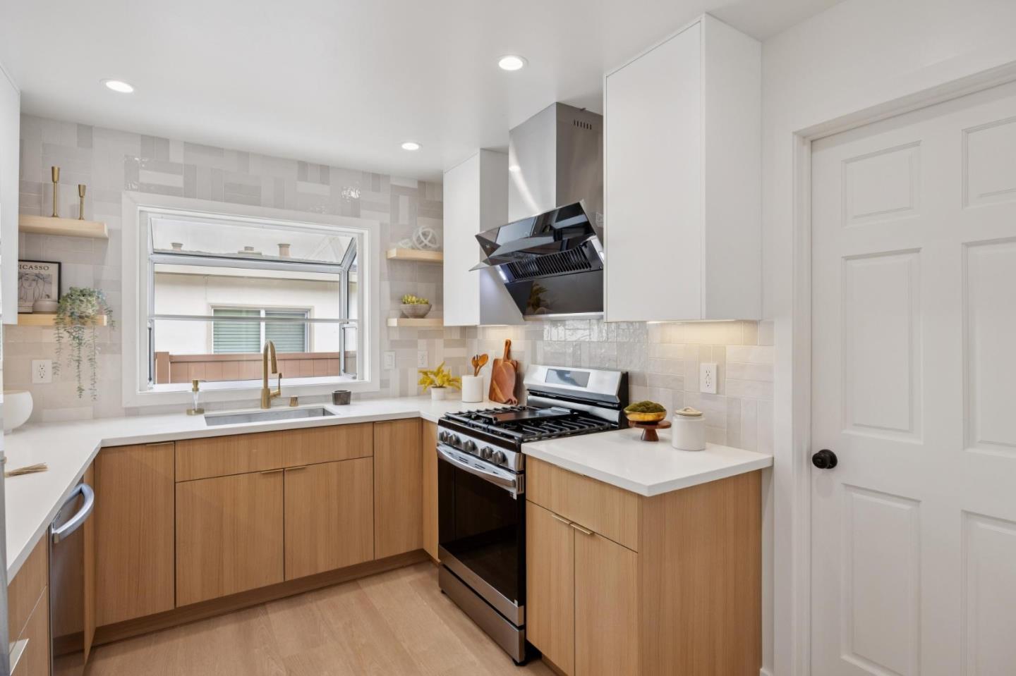 Detail Gallery Image 24 of 105 For 34 Arlington Dr, South San Francisco,  CA 94080 - 3 Beds | 2 Baths