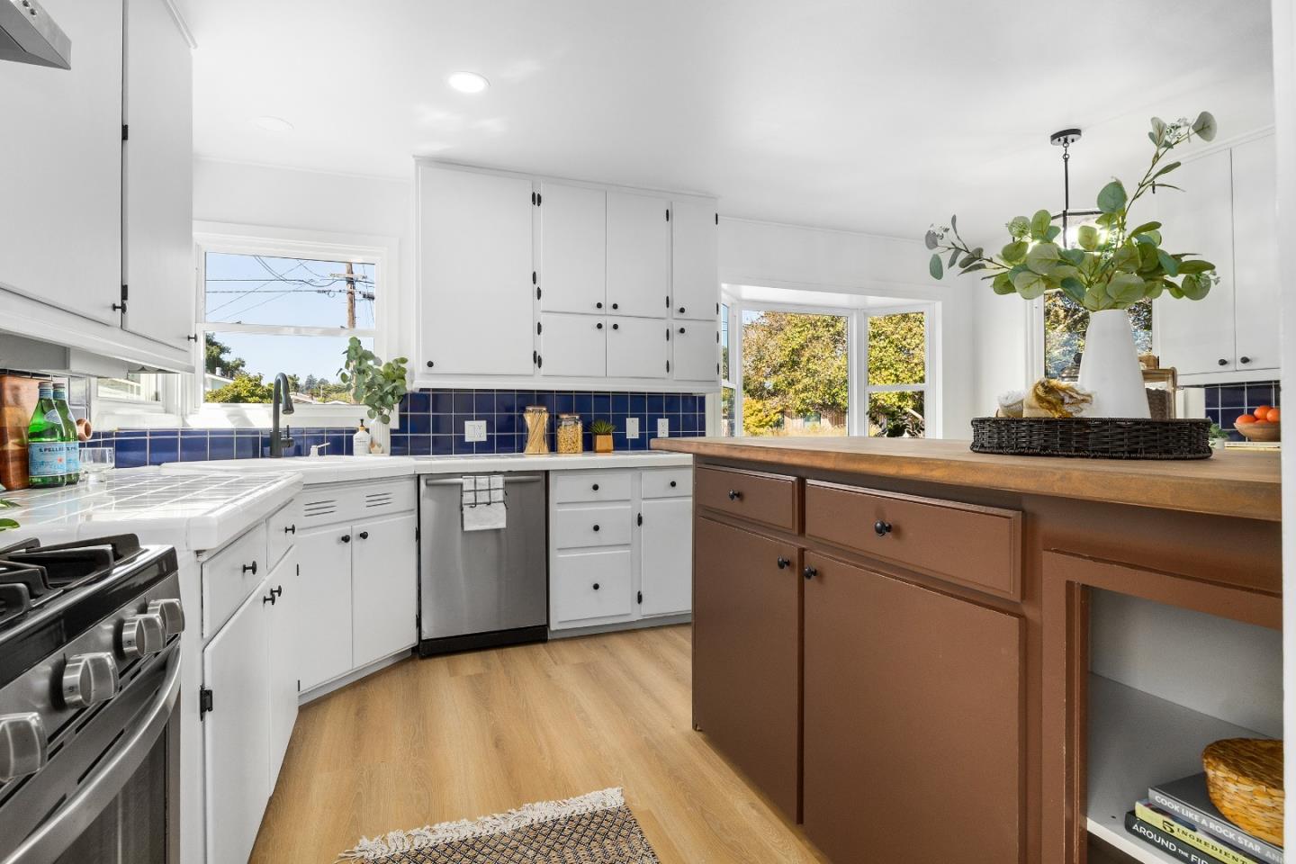 Detail Gallery Image 10 of 47 For 121 Acadia Ave, Santa Cruz,  CA 95060 - 4 Beds | 2 Baths