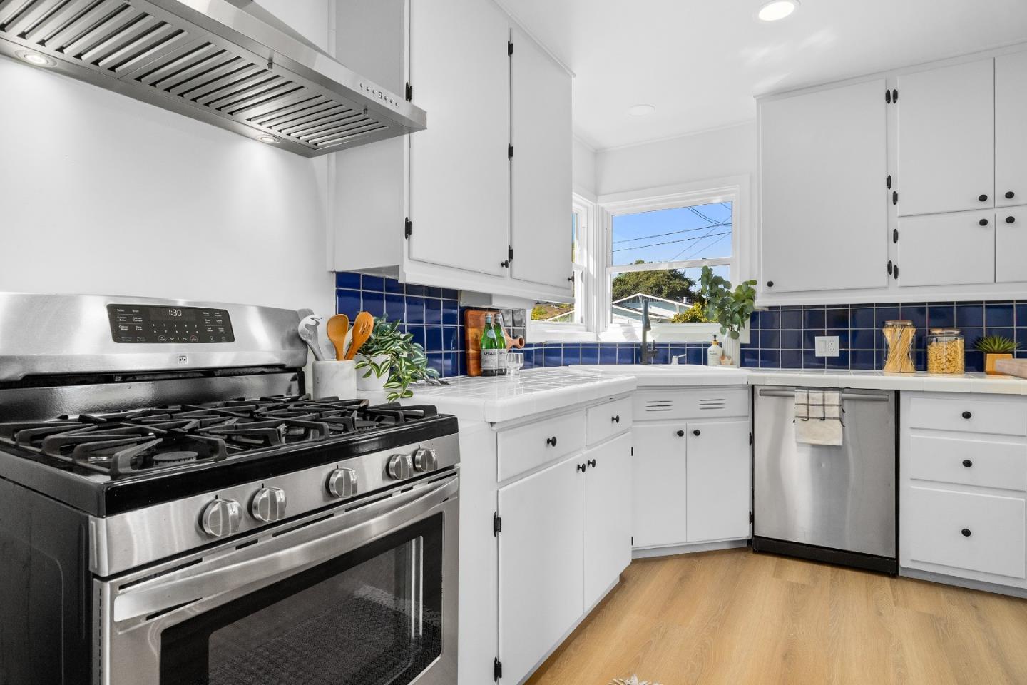 Detail Gallery Image 12 of 47 For 121 Acadia Ave, Santa Cruz,  CA 95060 - 4 Beds | 2 Baths