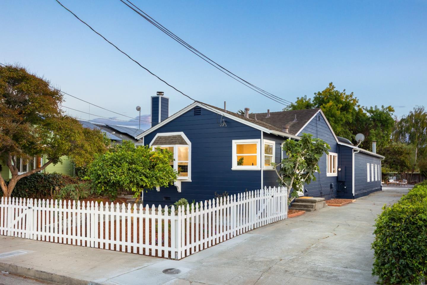 Detail Gallery Image 4 of 47 For 121 Acadia Ave, Santa Cruz,  CA 95060 - 4 Beds | 2 Baths