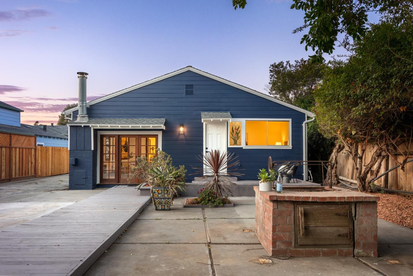 Detail Gallery Image 5 of 47 For 121 Acadia Ave, Santa Cruz,  CA 95060 - 4 Beds | 2 Baths