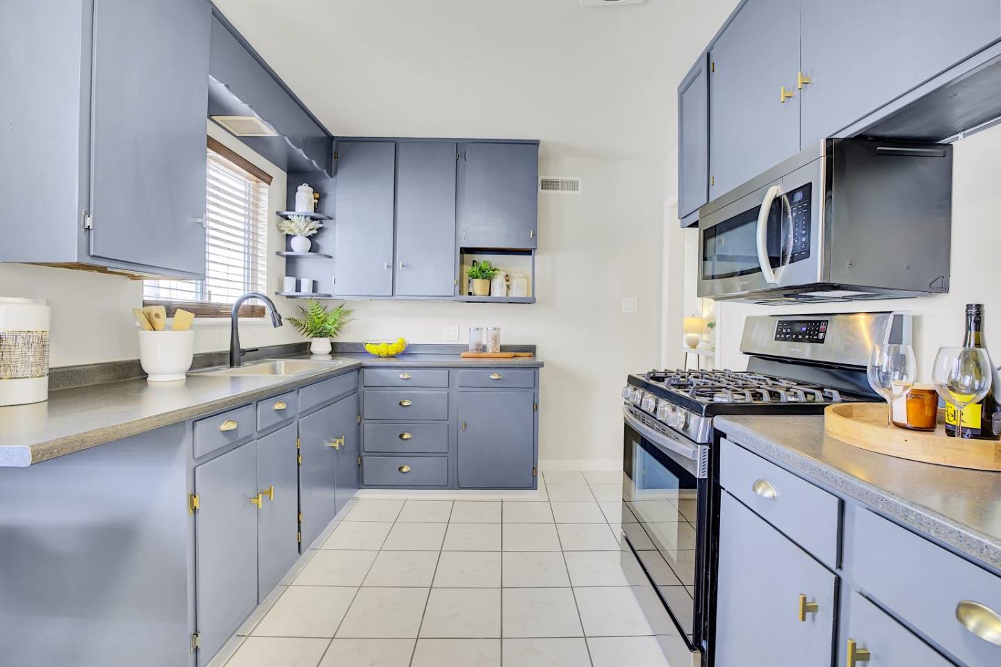 Detail Gallery Image 8 of 41 For 19 Escanyo Dr, South San Francisco,  CA 94080 - 3 Beds | 2 Baths