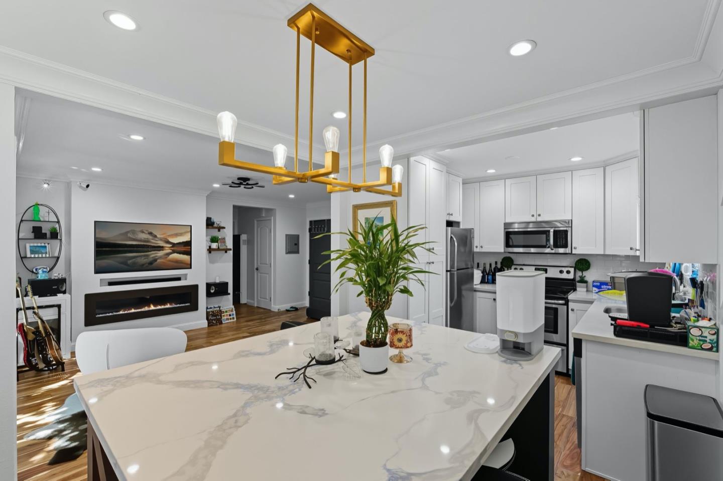 Detail Gallery Image 5 of 15 For 1217 Paloma Ave #3,  Burlingame,  CA 94010 - 2 Beds | 1 Baths