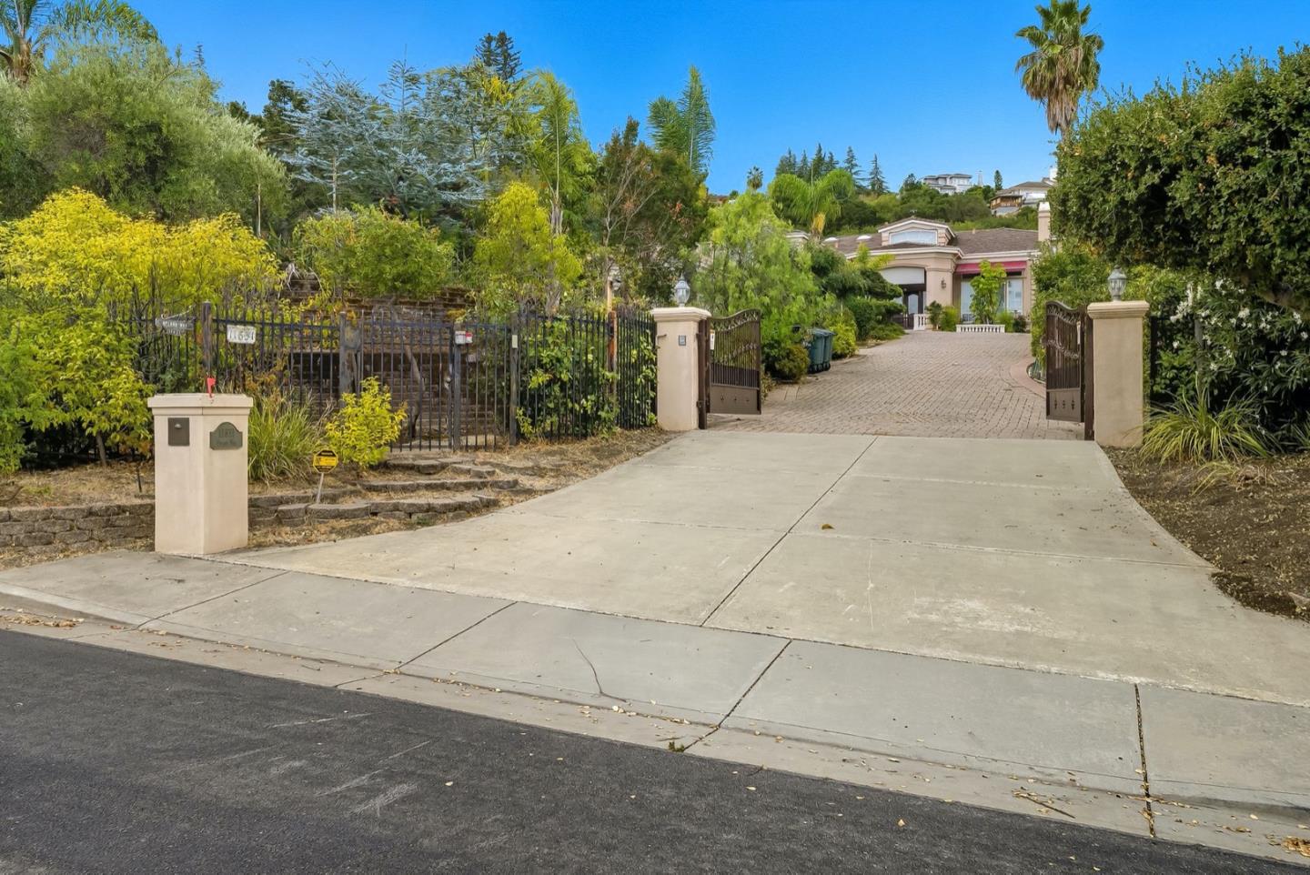 Detail Gallery Image 18 of 25 For Upland Way, Cupertino,  CA 95014 - 6 Beds | 7/2 Baths