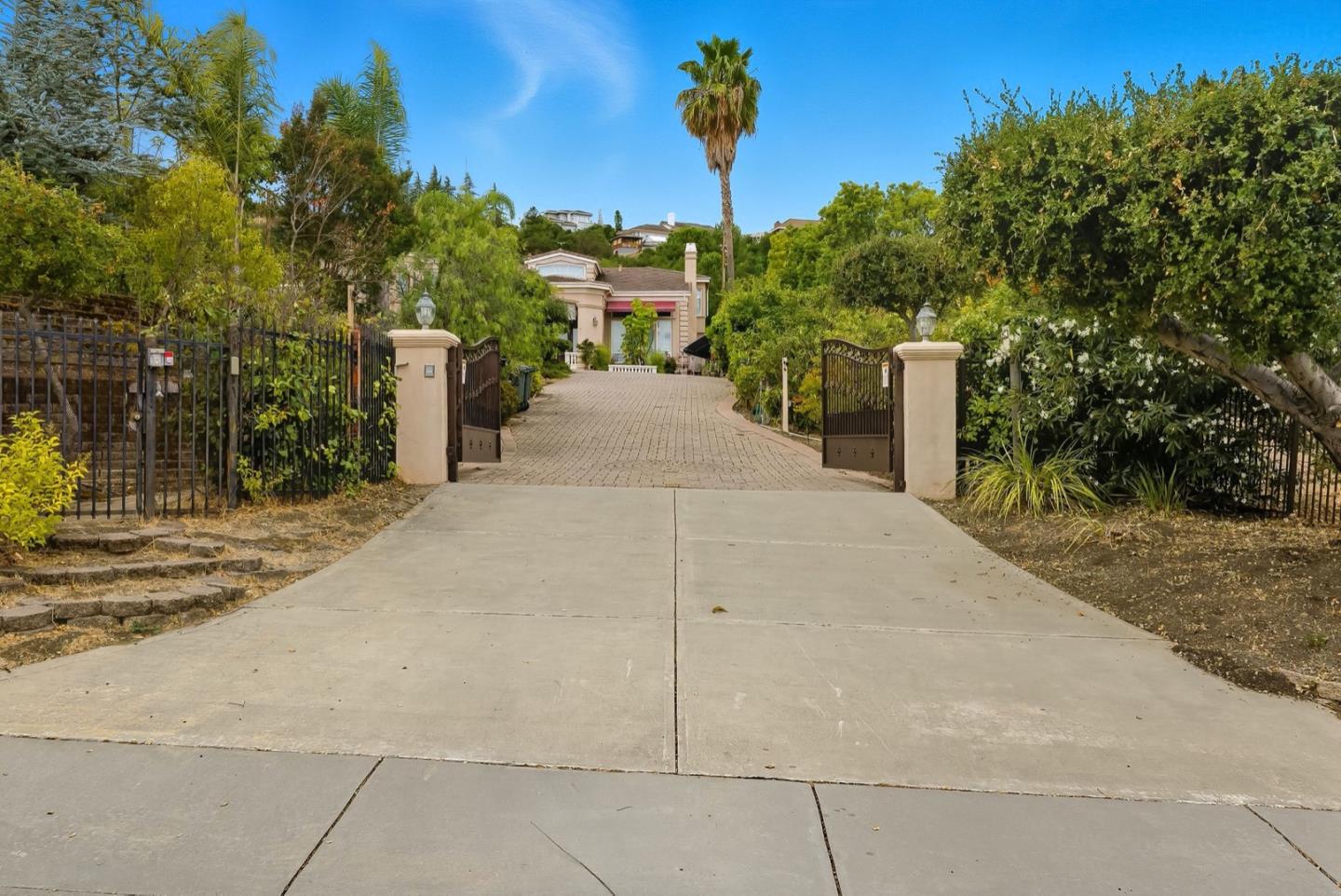 Detail Gallery Image 19 of 25 For Upland Way, Cupertino,  CA 95014 - 6 Beds | 7/2 Baths