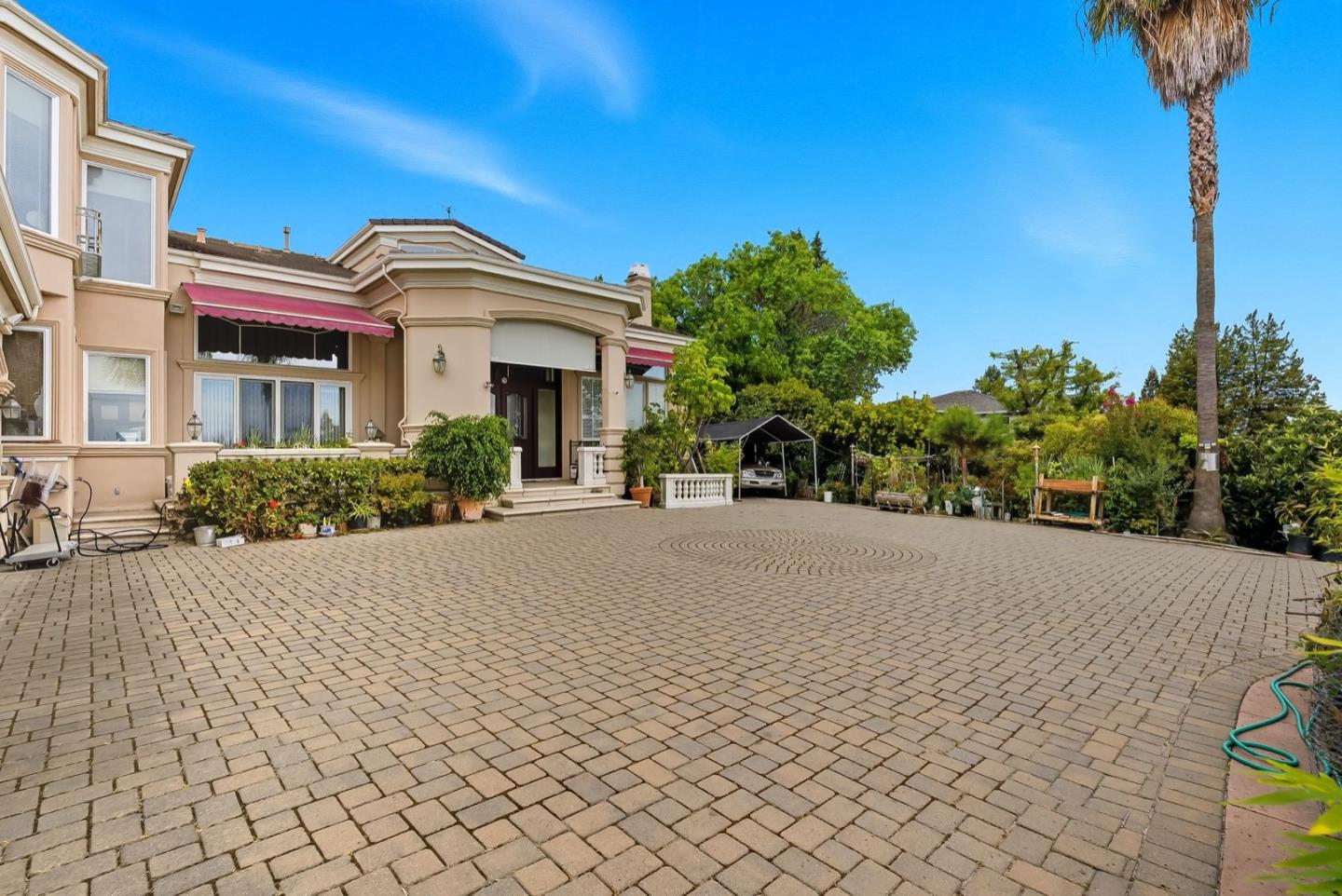 Detail Gallery Image 20 of 25 For Upland Way, Cupertino,  CA 95014 - 6 Beds | 7/2 Baths