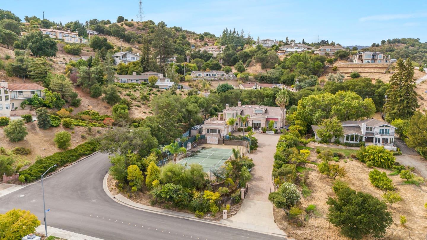 Detail Gallery Image 23 of 25 For Upland Way, Cupertino,  CA 95014 - 6 Beds | 7/2 Baths