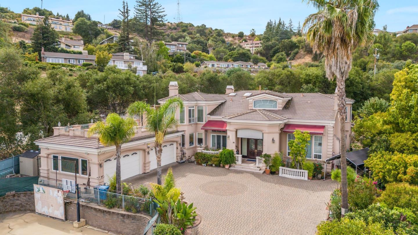 Detail Gallery Image 4 of 25 For Upland Way, Cupertino,  CA 95014 - 6 Beds | 7/2 Baths