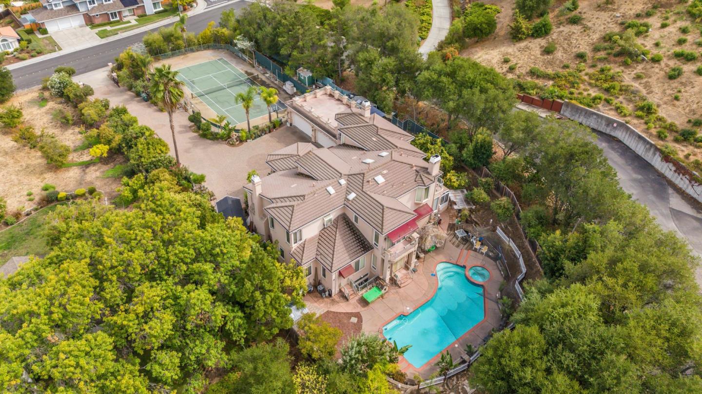 Detail Gallery Image 6 of 25 For Upland Way, Cupertino,  CA 95014 - 6 Beds | 7/2 Baths