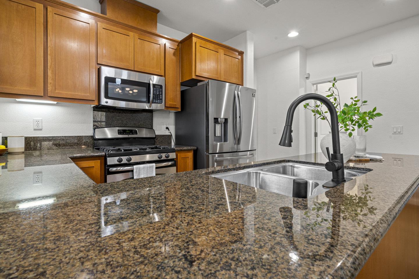 Detail Gallery Image 10 of 41 For 1042 Old Oak Ln, Hayward,  CA 94541 - 4 Beds | 2/1 Baths