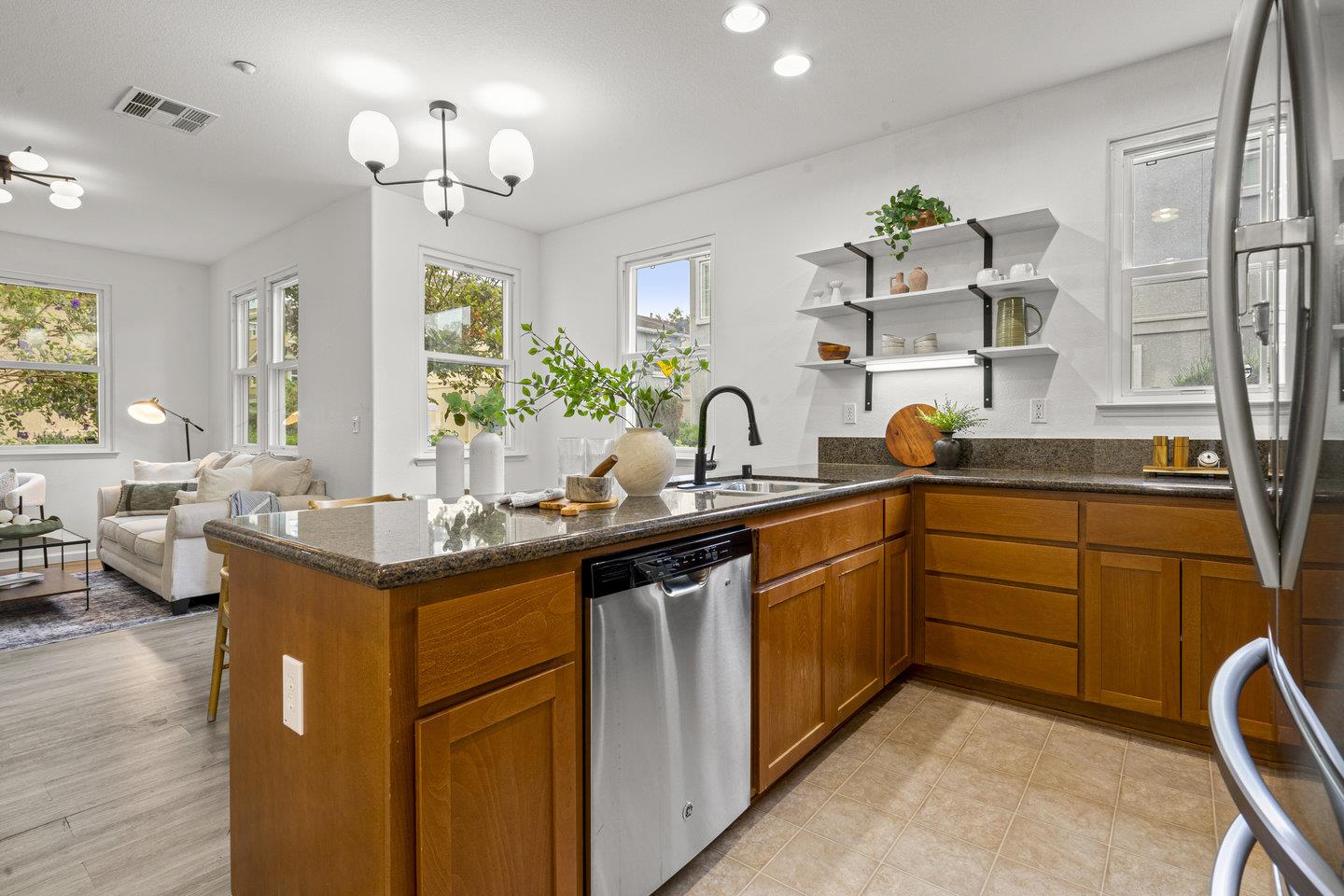 Detail Gallery Image 12 of 41 For 1042 Old Oak Ln, Hayward,  CA 94541 - 4 Beds | 2/1 Baths