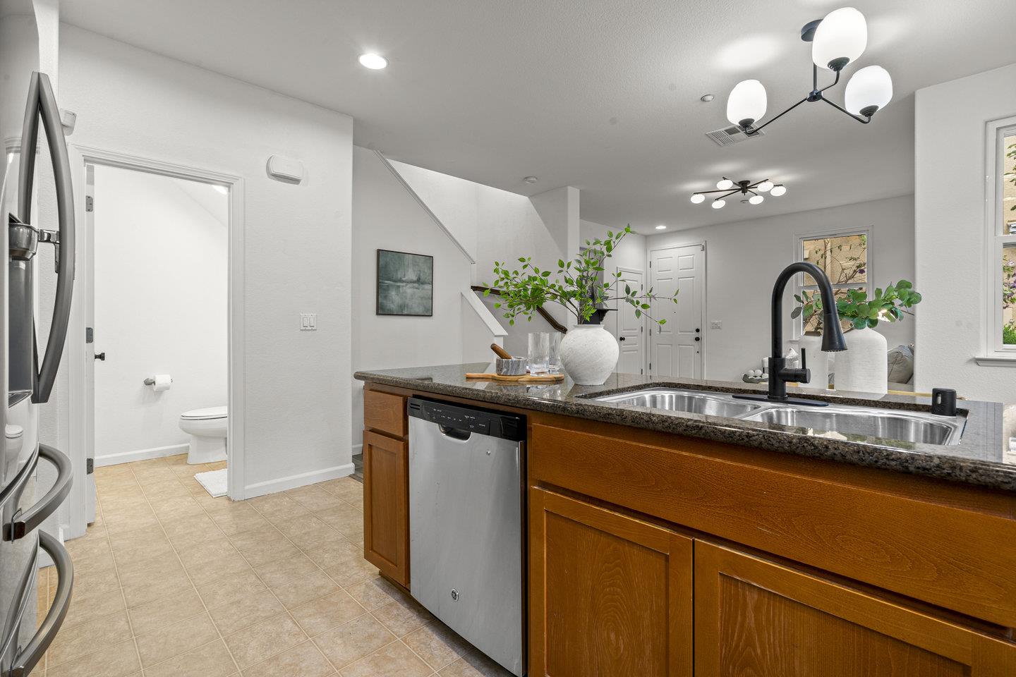 Detail Gallery Image 14 of 41 For 1042 Old Oak Ln, Hayward,  CA 94541 - 4 Beds | 2/1 Baths