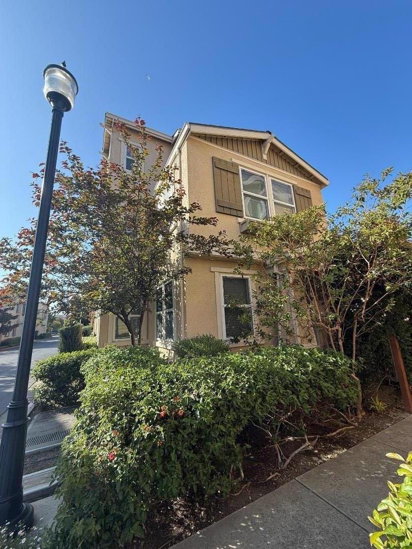 Detail Gallery Image 2 of 41 For 1042 Old Oak Ln, Hayward,  CA 94541 - 4 Beds | 2/1 Baths