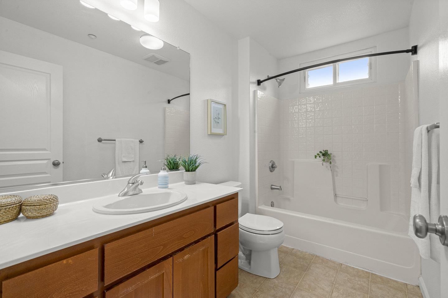 Detail Gallery Image 21 of 41 For 1042 Old Oak Ln, Hayward,  CA 94541 - 4 Beds | 2/1 Baths