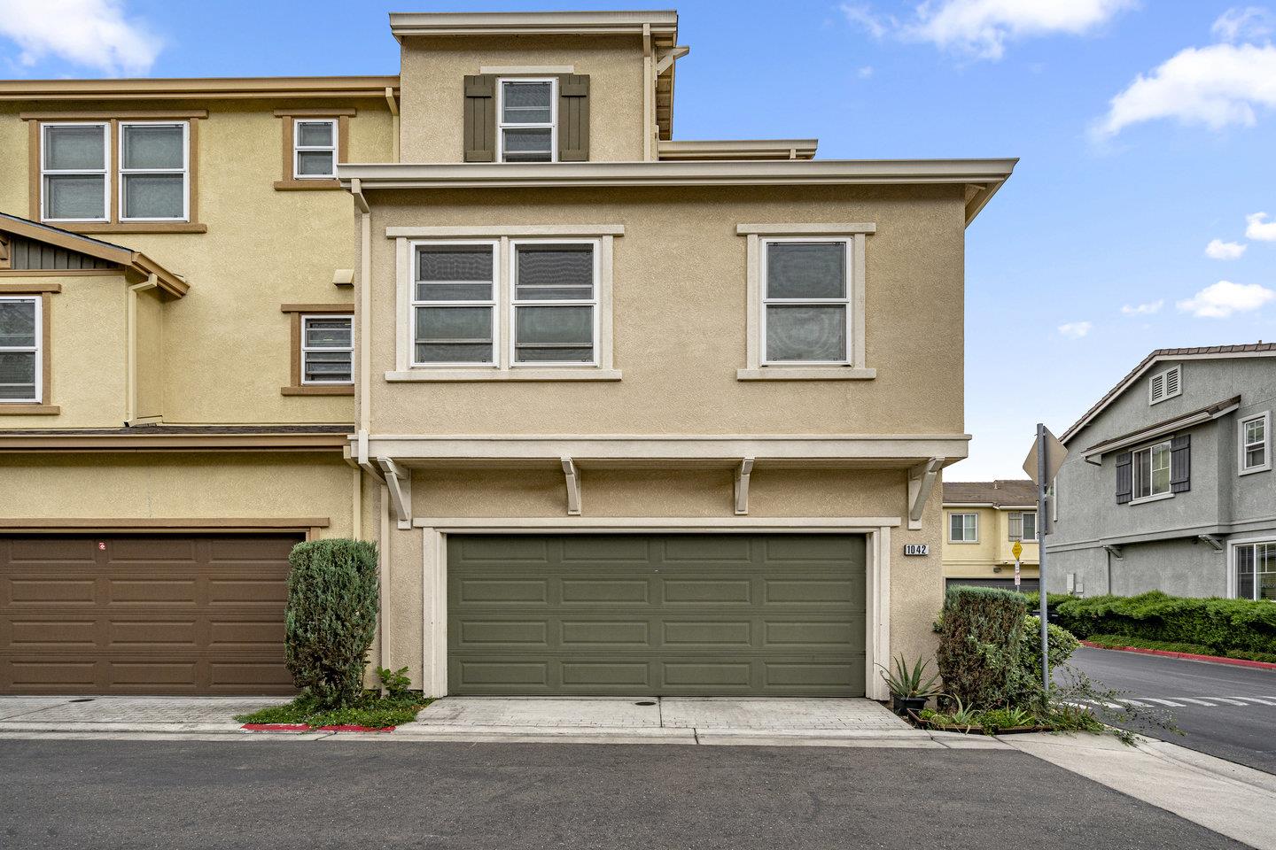 Detail Gallery Image 3 of 41 For 1042 Old Oak Ln, Hayward,  CA 94541 - 4 Beds | 2/1 Baths