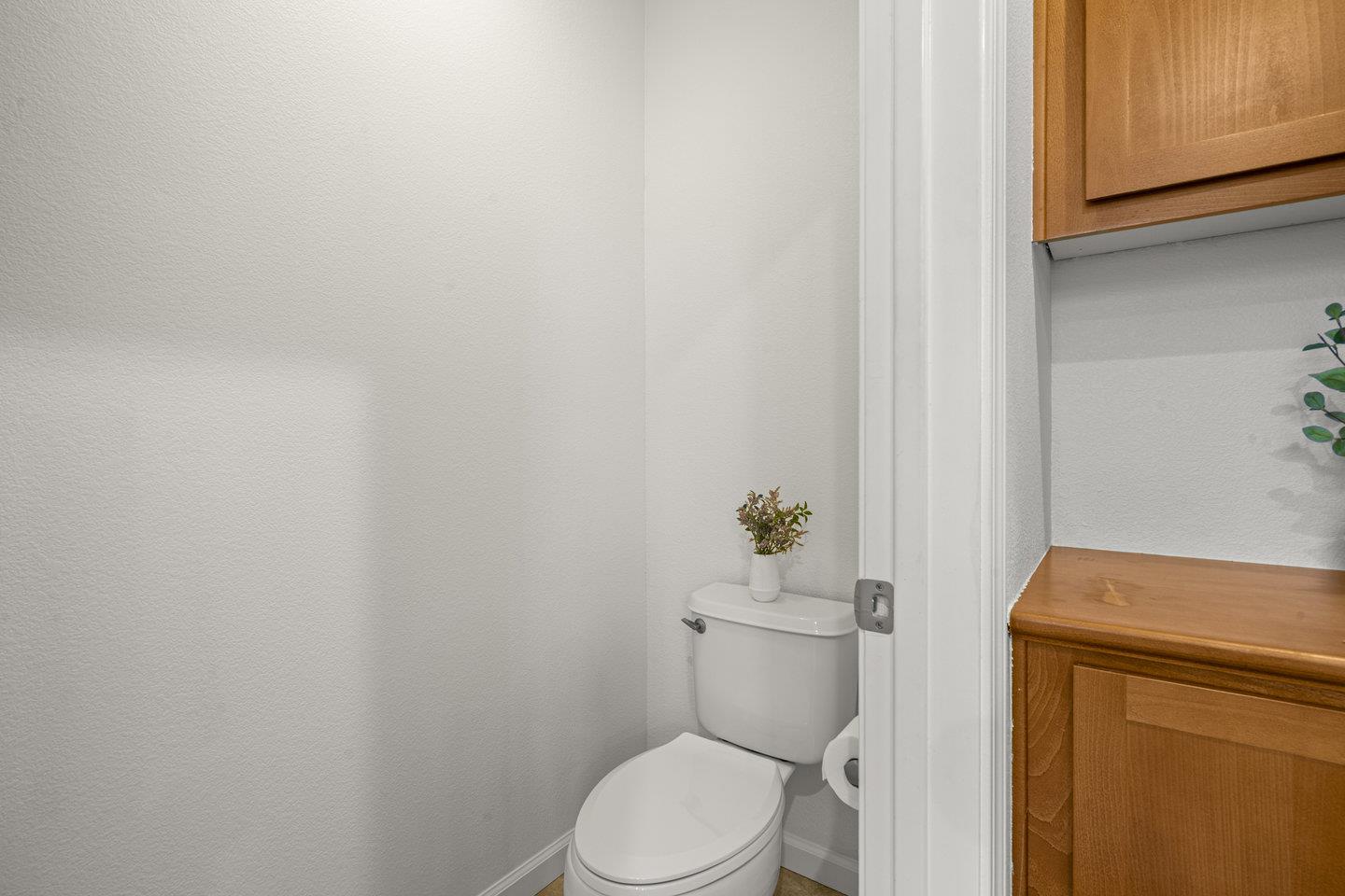 Detail Gallery Image 32 of 41 For 1042 Old Oak Ln, Hayward,  CA 94541 - 4 Beds | 2/1 Baths