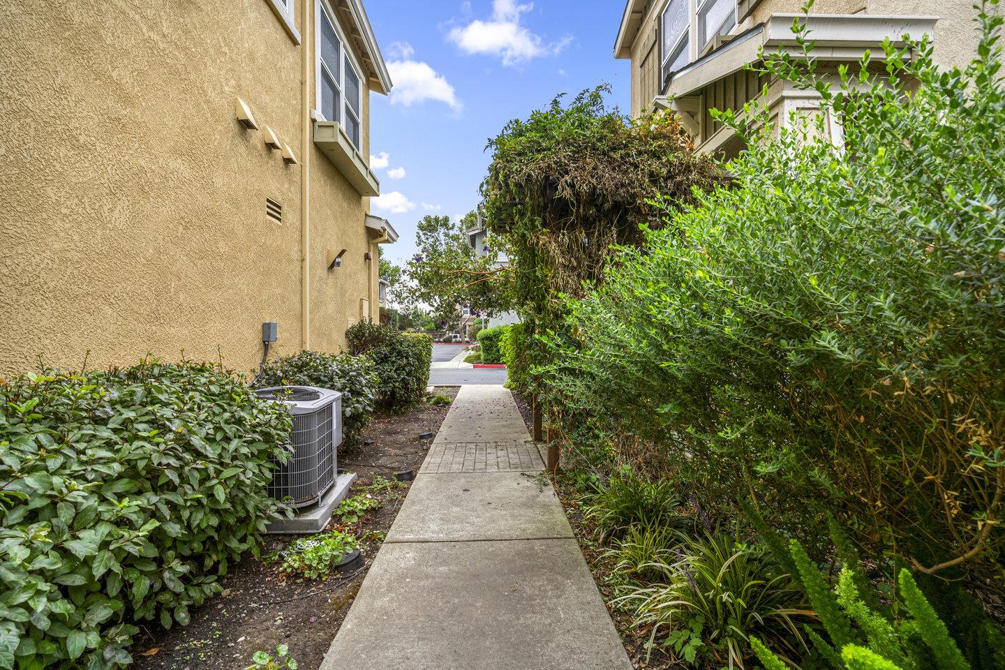 Detail Gallery Image 39 of 41 For 1042 Old Oak Ln, Hayward,  CA 94541 - 4 Beds | 2/1 Baths