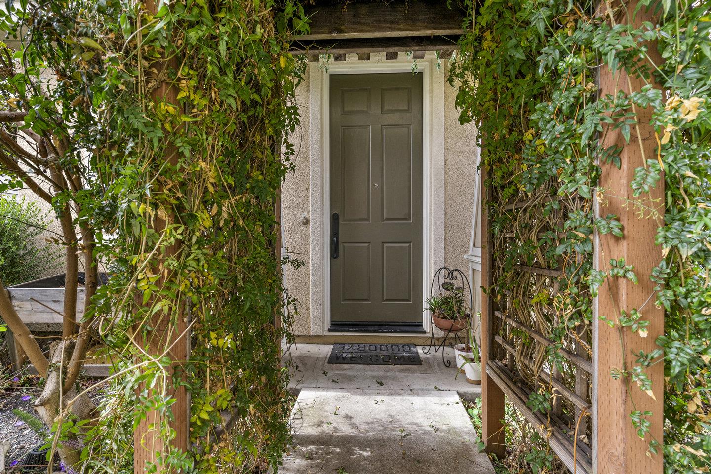 Detail Gallery Image 4 of 41 For 1042 Old Oak Ln, Hayward,  CA 94541 - 4 Beds | 2/1 Baths