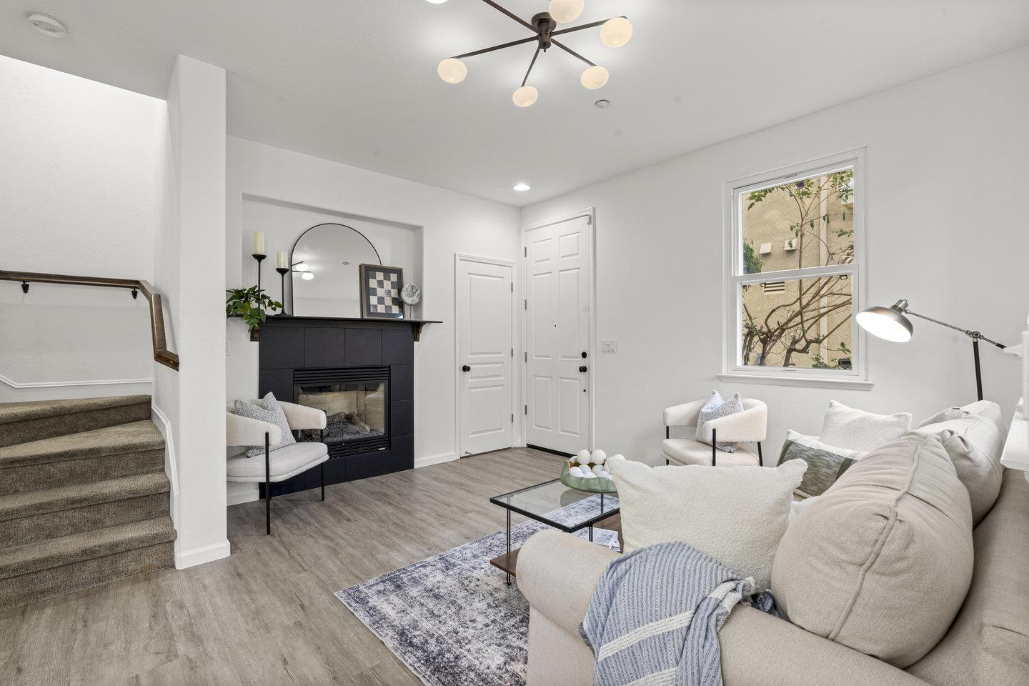 Detail Gallery Image 6 of 41 For 1042 Old Oak Ln, Hayward,  CA 94541 - 4 Beds | 2/1 Baths