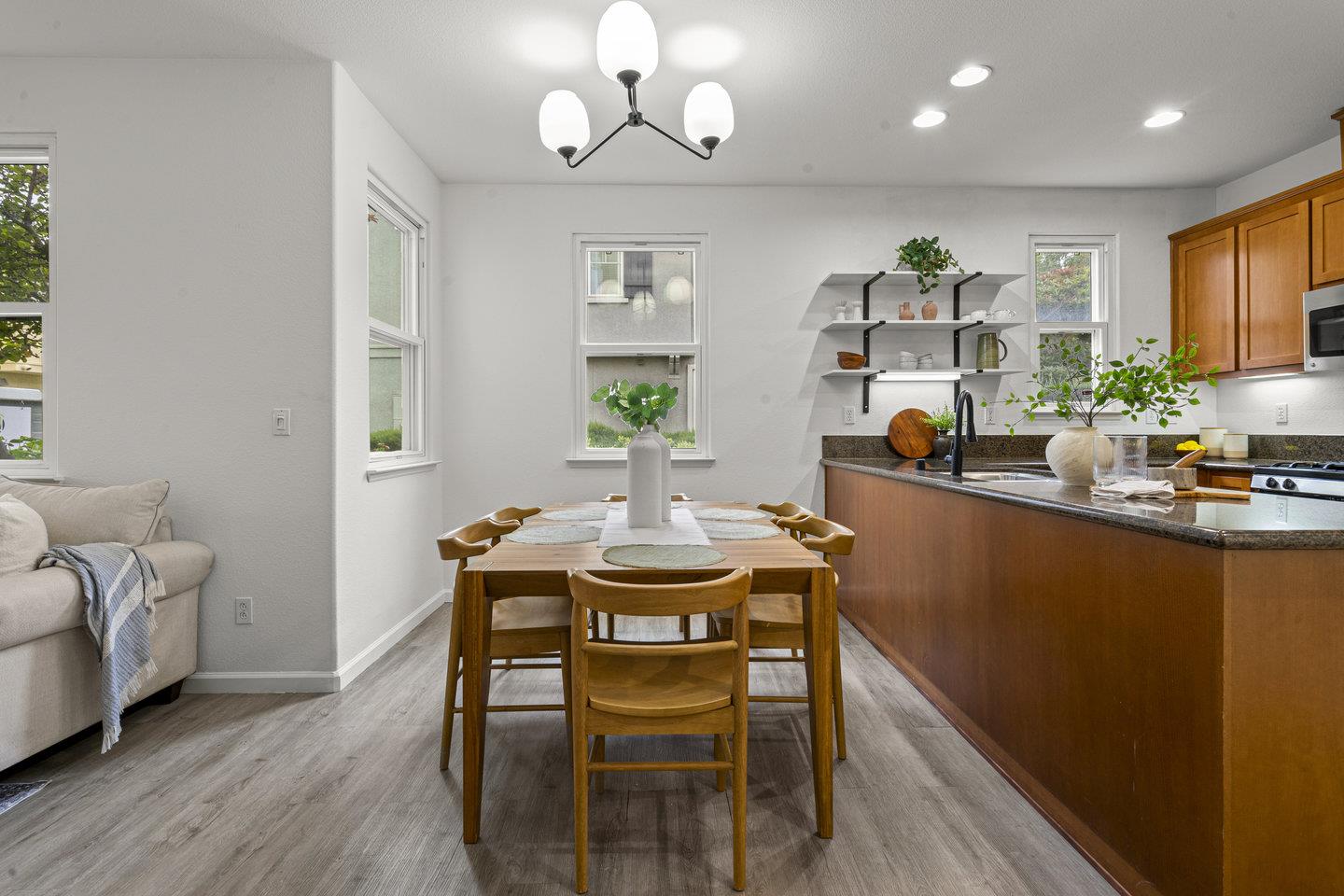 Detail Gallery Image 8 of 41 For 1042 Old Oak Ln, Hayward,  CA 94541 - 4 Beds | 2/1 Baths