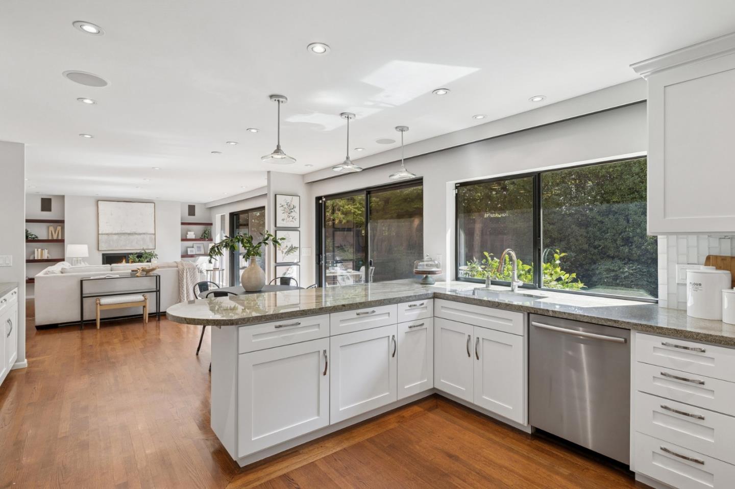 Detail Gallery Image 13 of 58 For 47 El Cerrito Ave, San Mateo,  CA 94402 - 5 Beds | 3/1 Baths