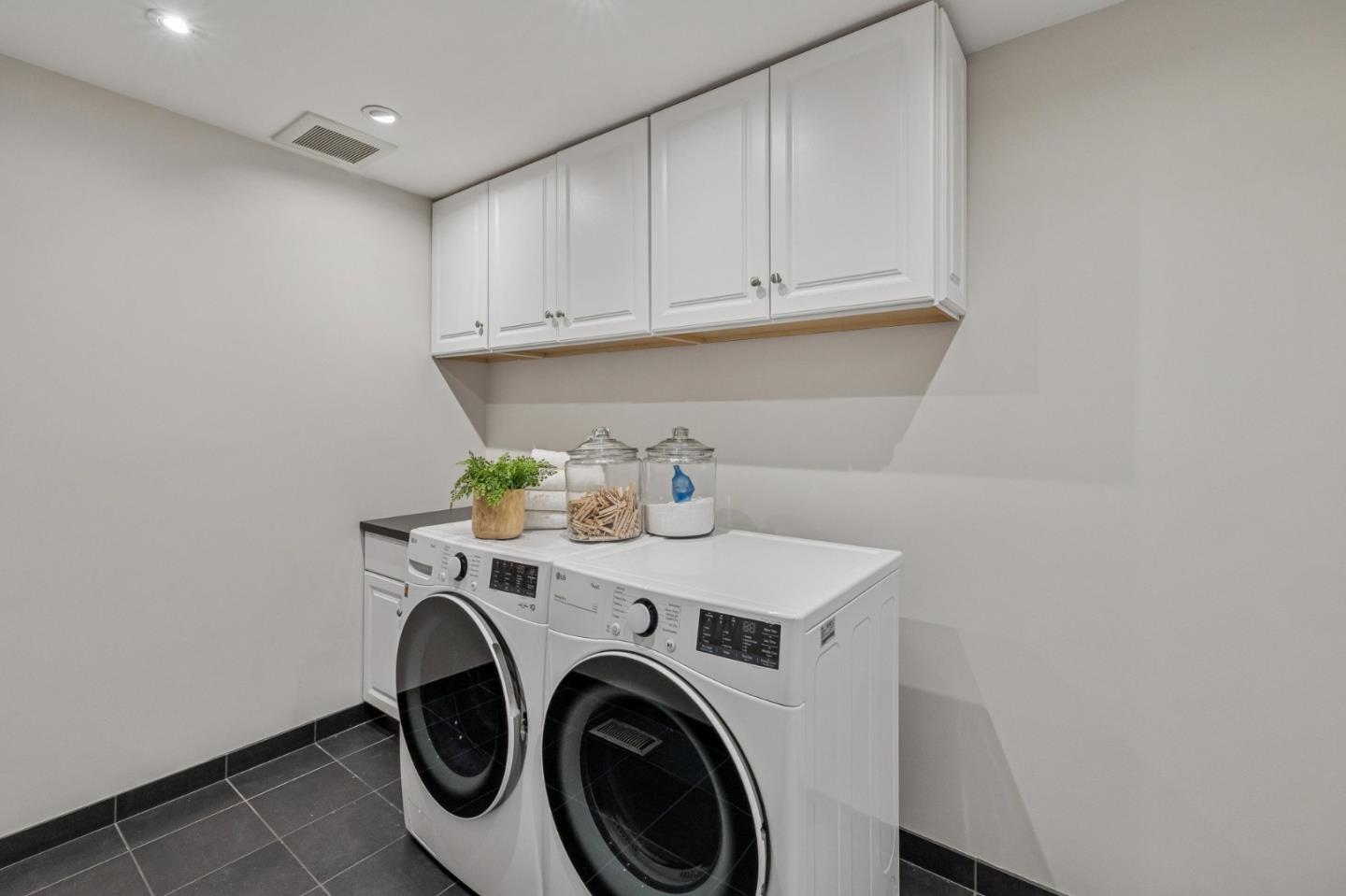 Detail Gallery Image 28 of 58 For 47 El Cerrito Ave, San Mateo,  CA 94402 - 5 Beds | 3/1 Baths