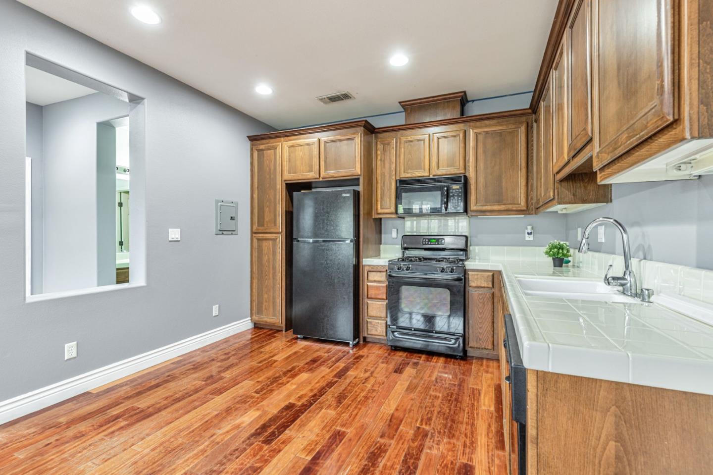 Detail Gallery Image 18 of 74 For 9632 Cherrywood Ct, Gilroy,  CA 95020 - 4 Beds | 3/1 Baths