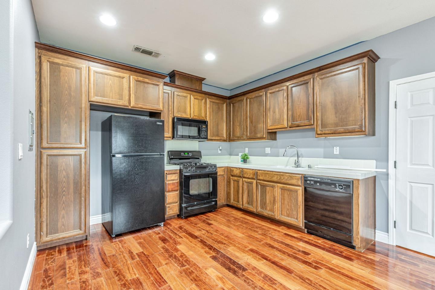 Detail Gallery Image 19 of 74 For 9632 Cherrywood Ct, Gilroy,  CA 95020 - 4 Beds | 3/1 Baths