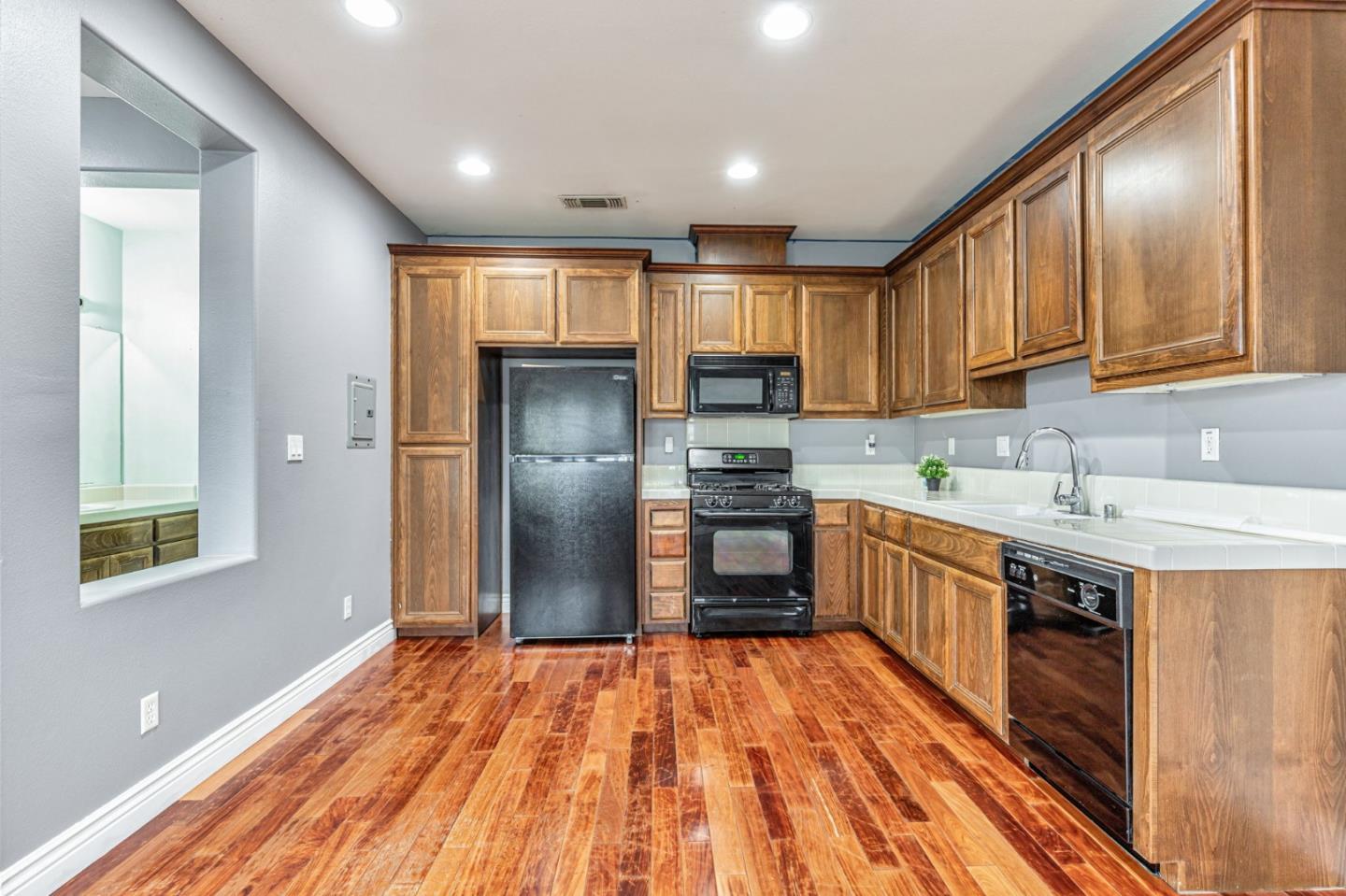 Detail Gallery Image 20 of 74 For 9632 Cherrywood Ct, Gilroy,  CA 95020 - 4 Beds | 3/1 Baths