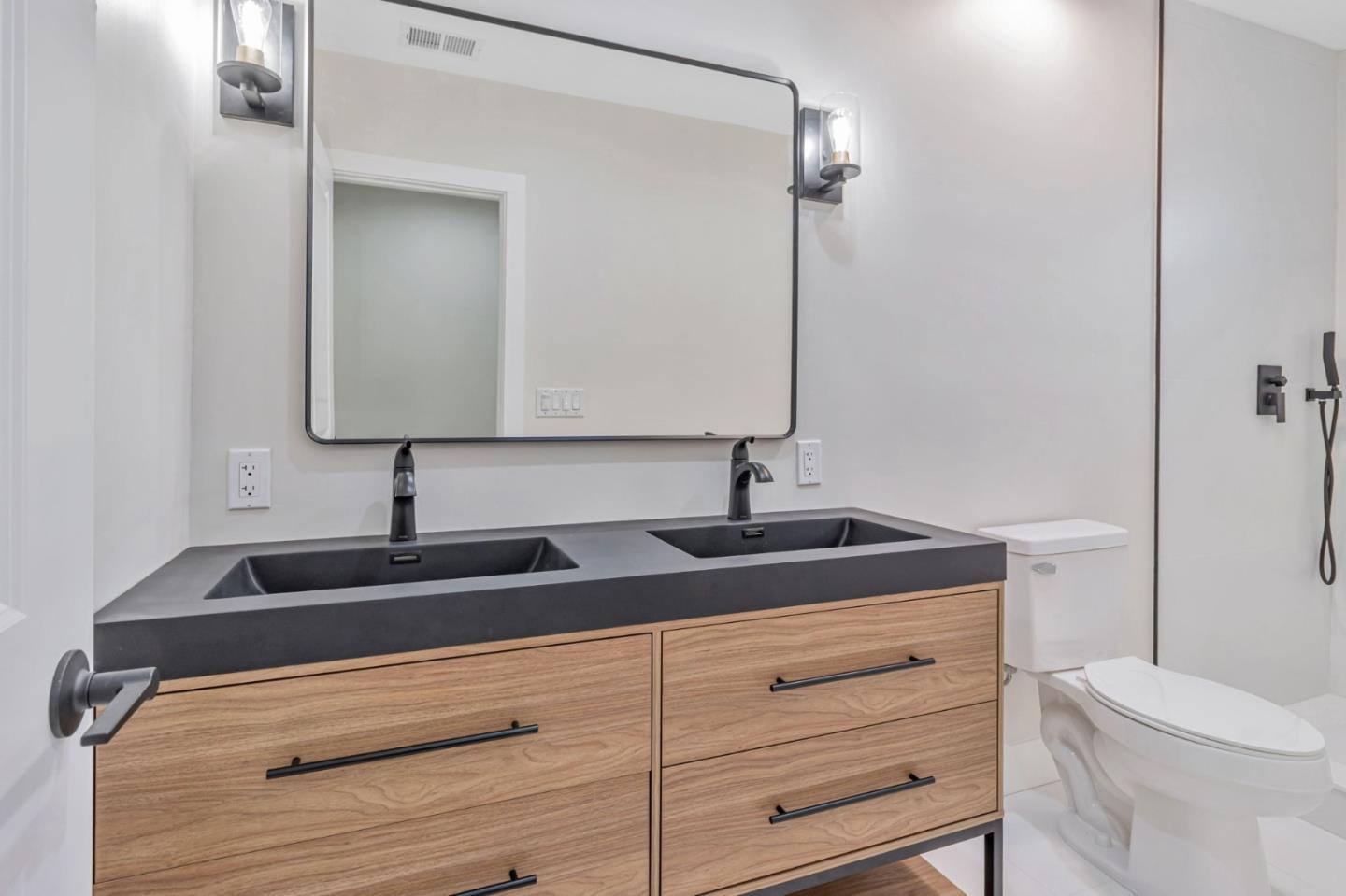 Detail Gallery Image 25 of 54 For 1372 Davis St, San Jose,  CA 95126 - 5 Beds | 3 Baths