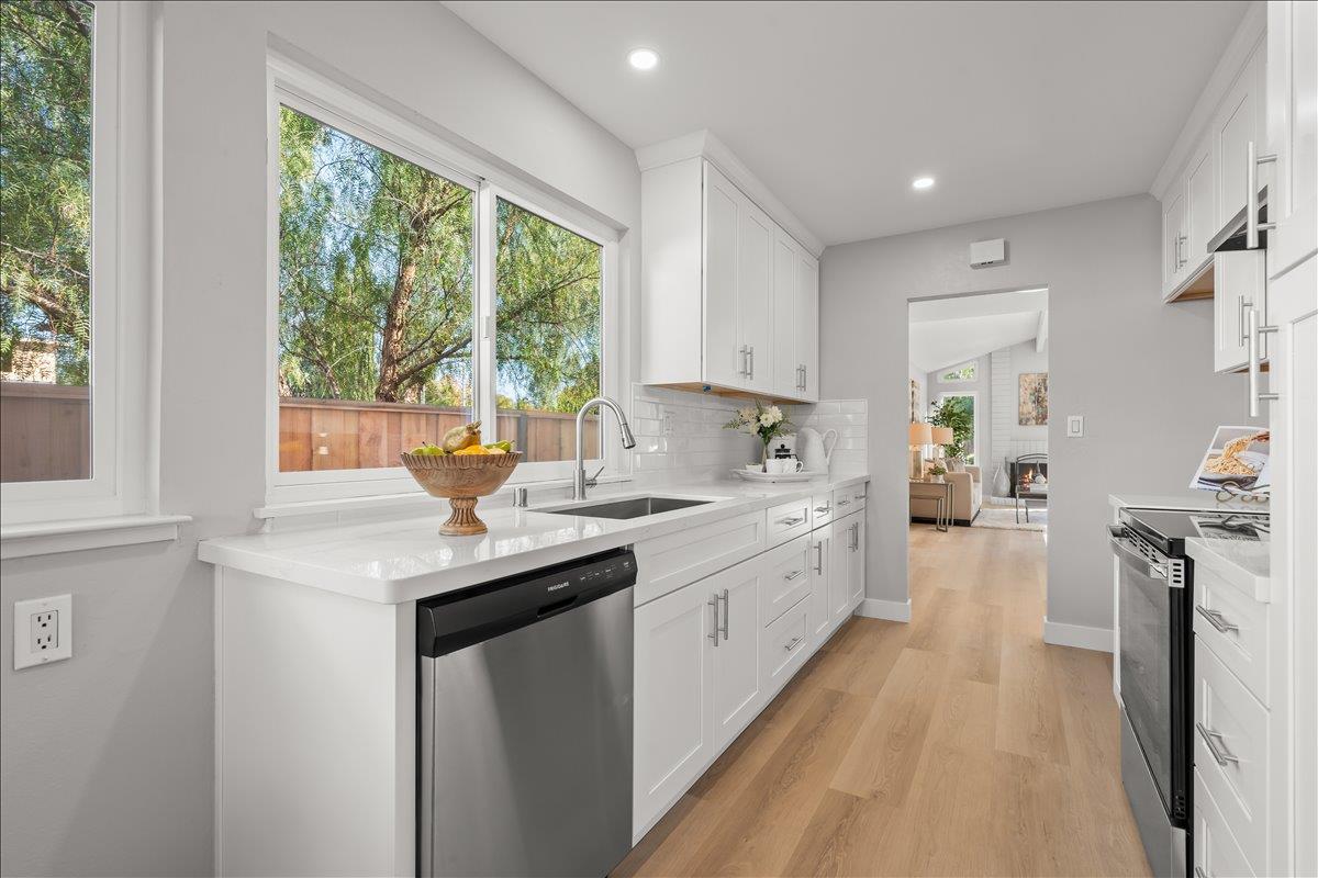 Detail Gallery Image 12 of 33 For 1683 Zinnia Ln, San Jose,  CA 95124 - 3 Beds | 2 Baths