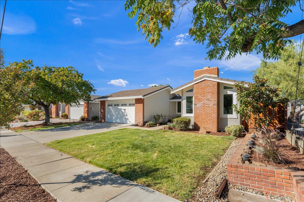 Detail Gallery Image 4 of 33 For 1683 Zinnia Ln, San Jose,  CA 95124 - 3 Beds | 2 Baths