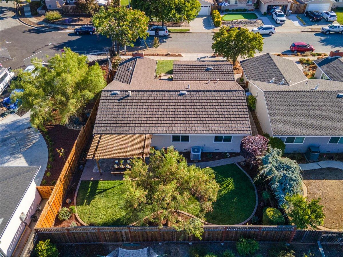 Detail Gallery Image 6 of 33 For 1683 Zinnia Ln, San Jose,  CA 95124 - 3 Beds | 2 Baths