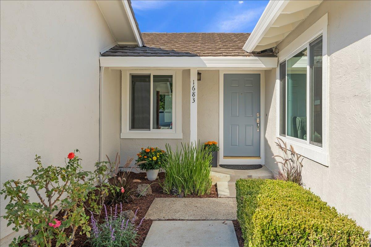 Detail Gallery Image 8 of 33 For 1683 Zinnia Ln, San Jose,  CA 95124 - 3 Beds | 2 Baths