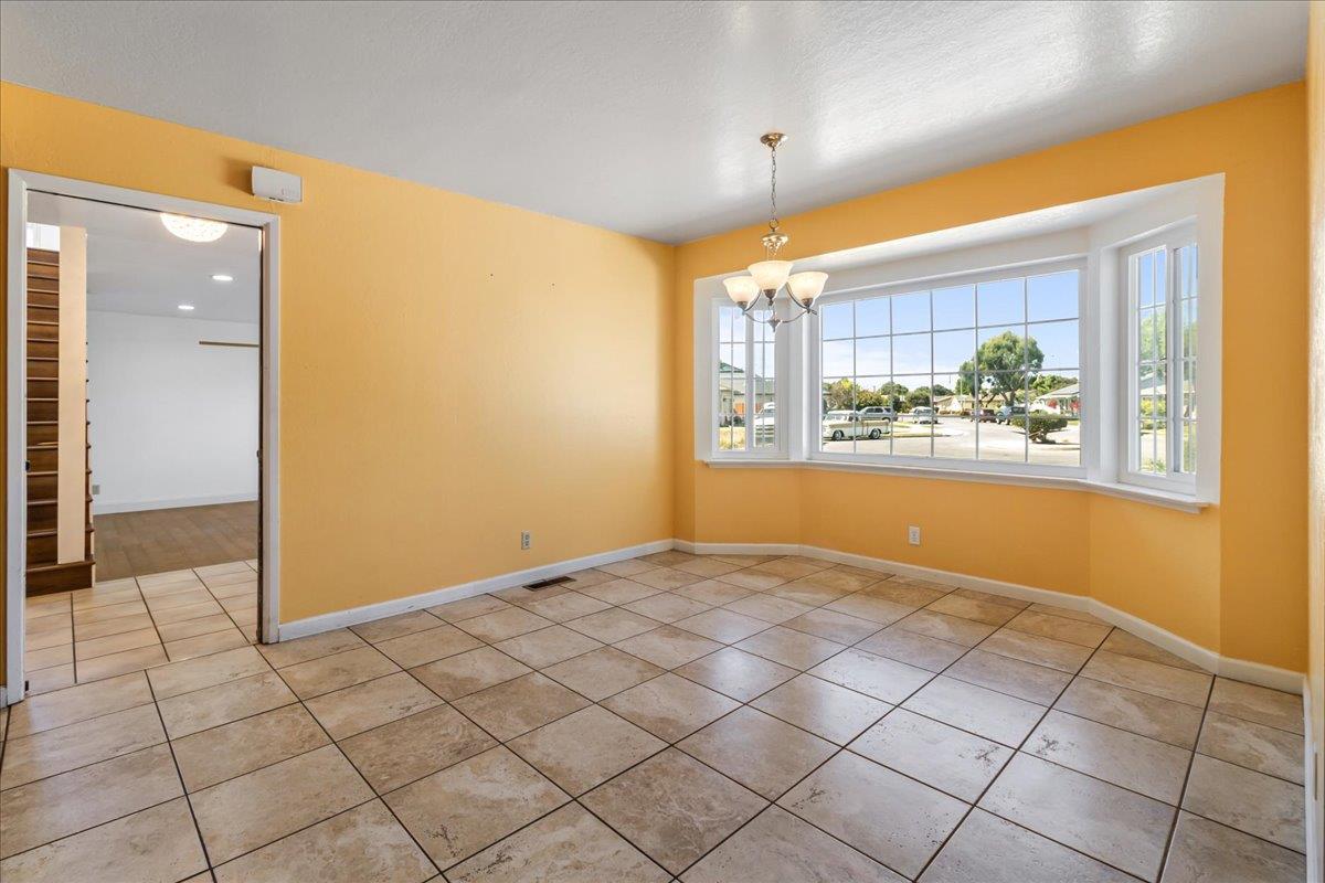 Detail Gallery Image 10 of 44 For 318 La Jolla Cir, Salinas,  CA 93901 - 5 Beds | 3/1 Baths