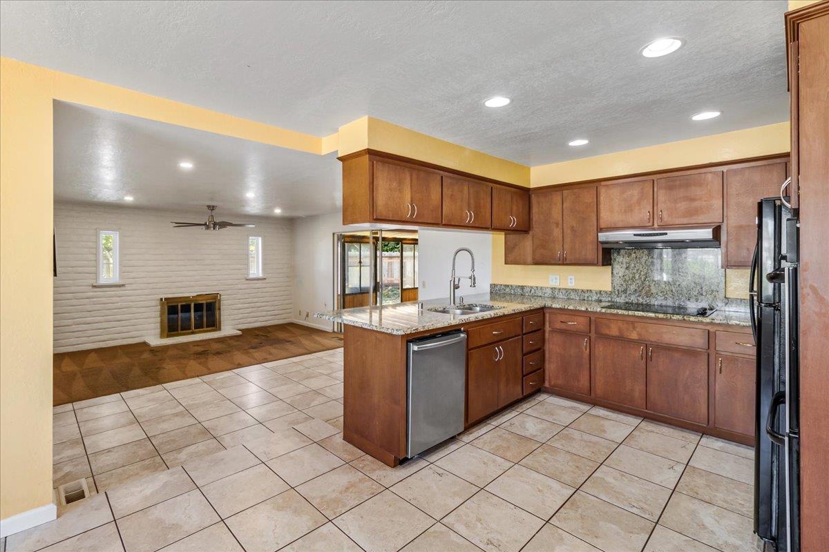 Detail Gallery Image 11 of 44 For 318 La Jolla Cir, Salinas,  CA 93901 - 5 Beds | 3/1 Baths